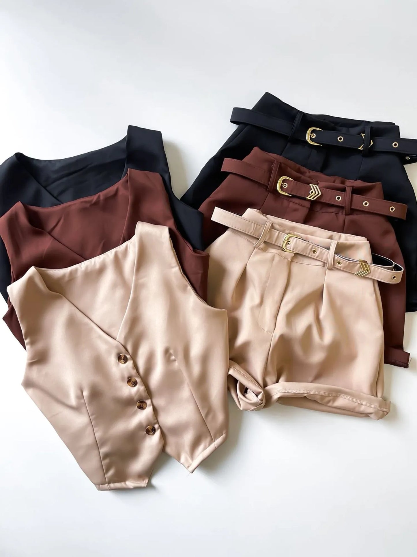 Conjunto em Alfaiataria Colete e Shorts com Cinto Ref.1748