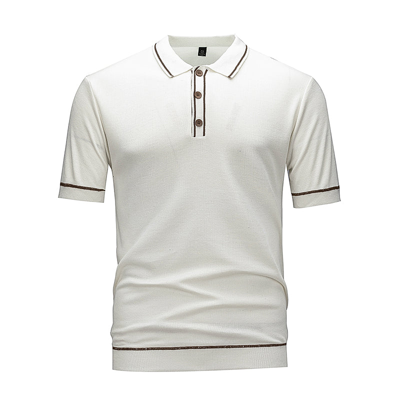 Camisa polo masculina de malha com detalhes contrastantes, manga curta e fechamento por botões.