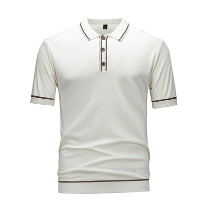 Camisa polo masculina de malha com detalhes contrastantes, manga curta e fechamento por botões.