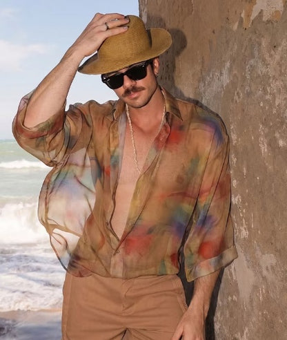 Camisa oversized transparente com lavagem abstrata em tons terrosos