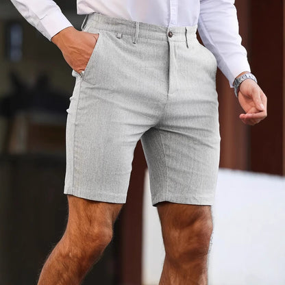 Calções masculinos casuais de cor sólida e corte reto.