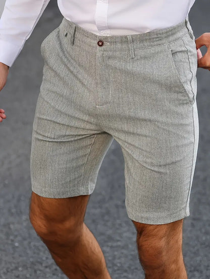 Calções masculinos casuais de cor sólida e corte reto.