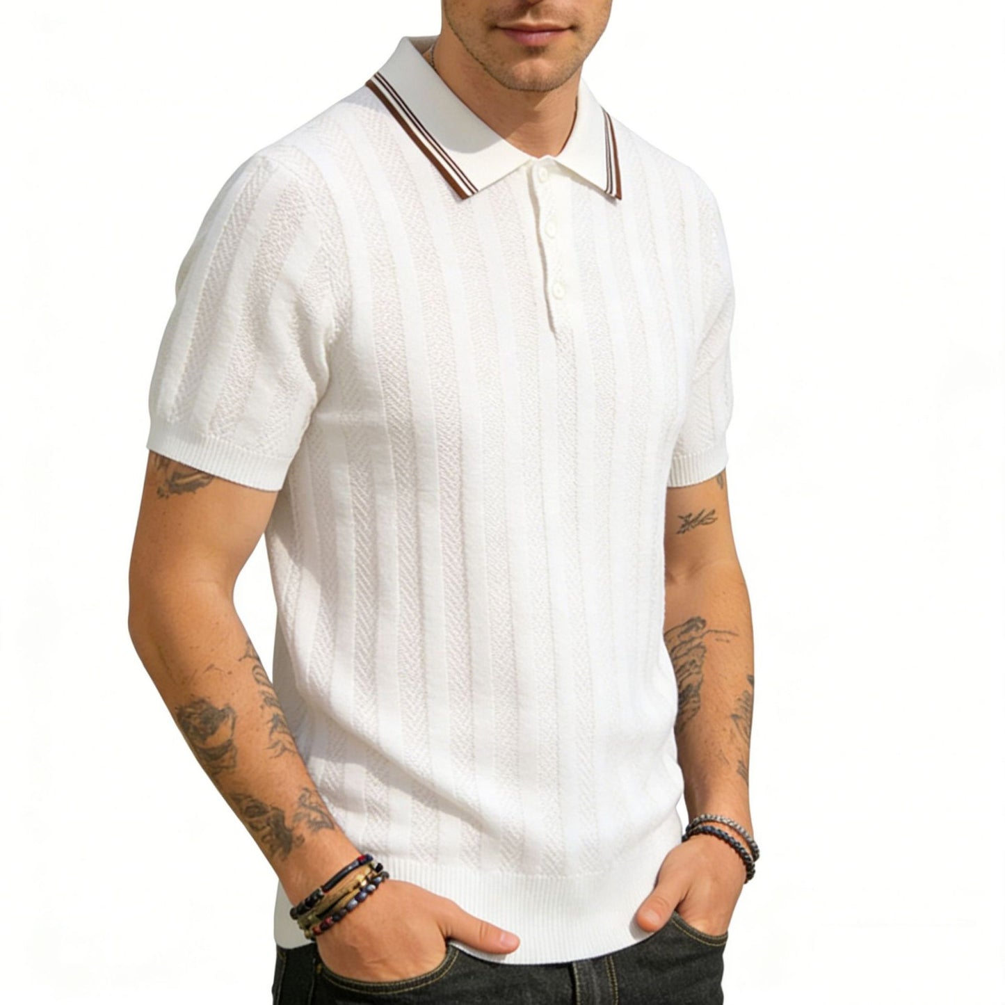 Camiseta masculina de manga curta em malha com gola lapela, estilo clássico listrado.