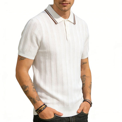 Camiseta masculina de manga curta em malha com gola lapela, estilo clássico listrado.