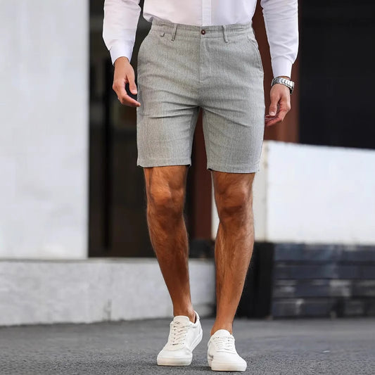 Calções masculinos casuais de cor sólida e corte reto.