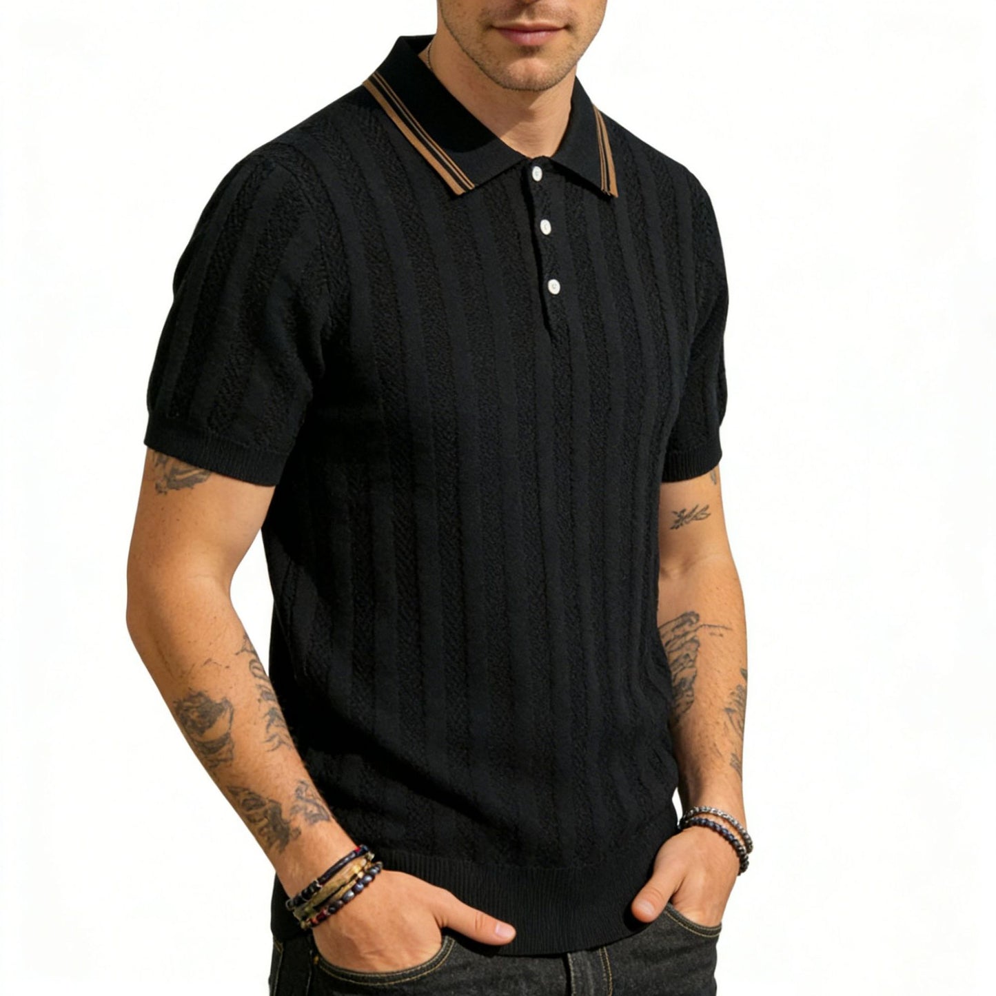 Camiseta masculina de manga curta em malha com gola lapela, estilo clássico listrado.