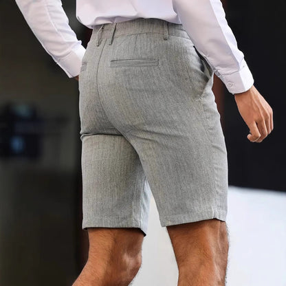 Calções masculinos casuais de cor sólida e corte reto.