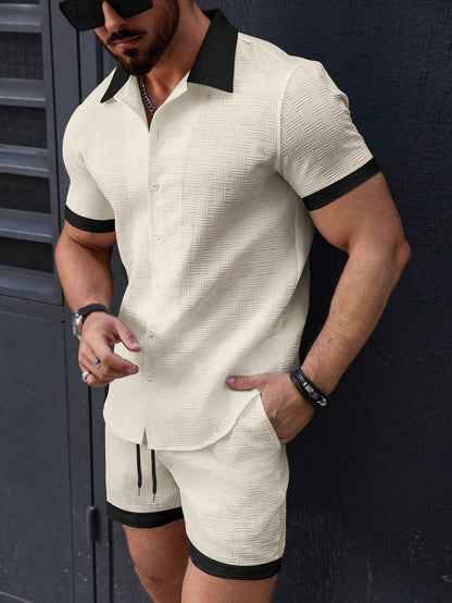 Conjunto de praia masculino casual com camisa de manga curta e shorts em blocos de cores.