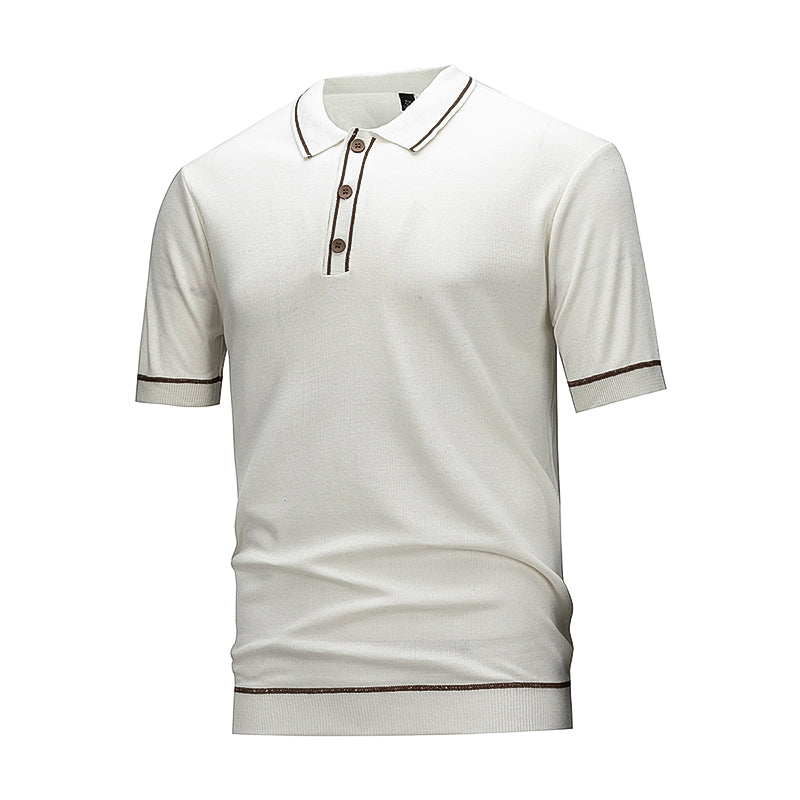 Camisa polo masculina de malha com detalhes contrastantes, manga curta e fechamento por botões.