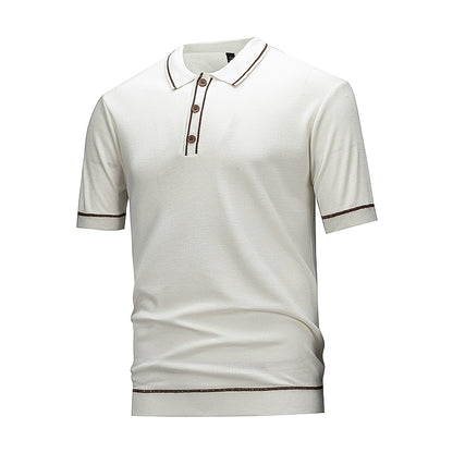Camisa polo masculina de malha com detalhes contrastantes, manga curta e fechamento por botões.