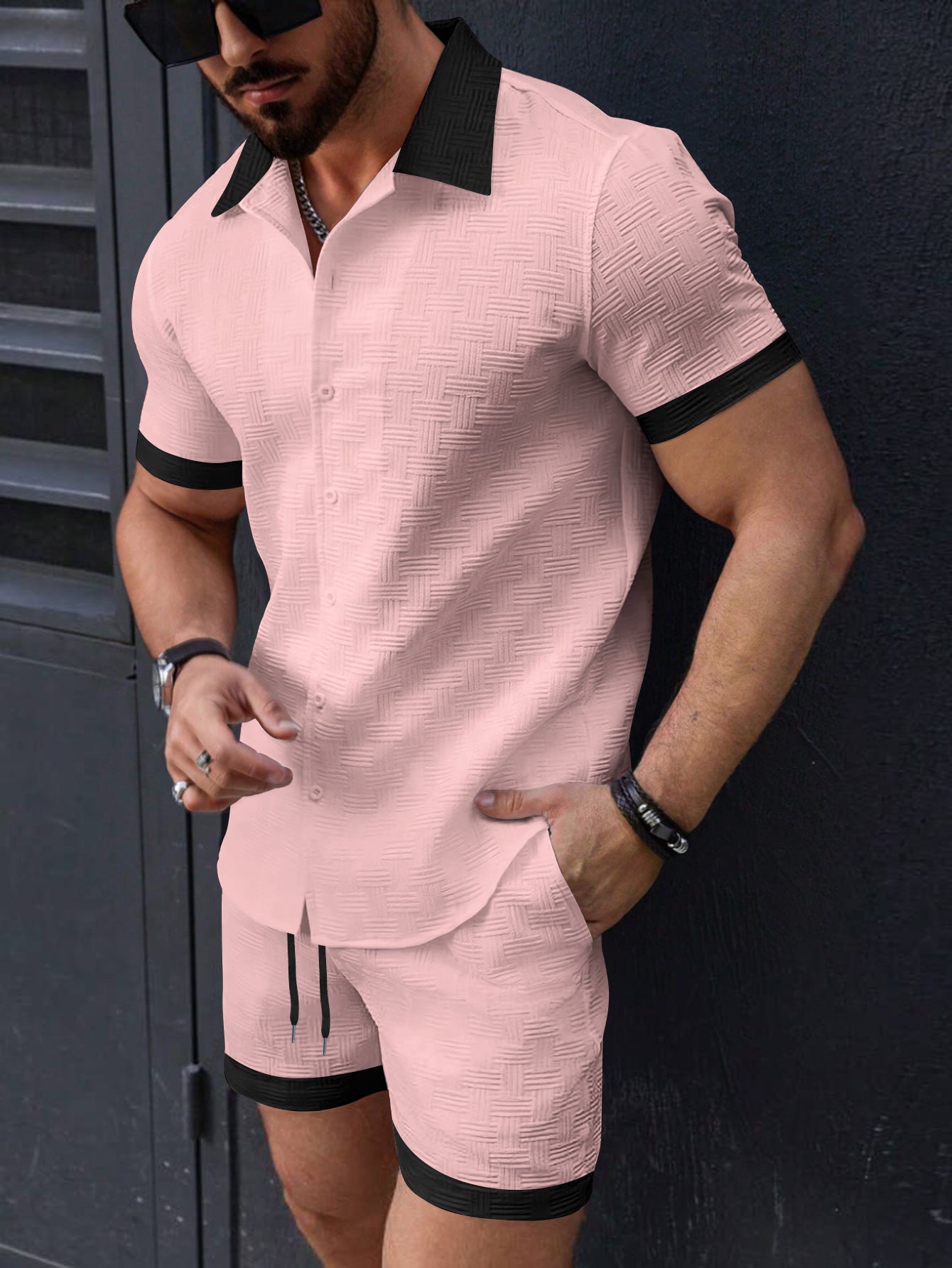 Conjunto de praia masculino casual com camisa de manga curta e shorts em blocos de cores.