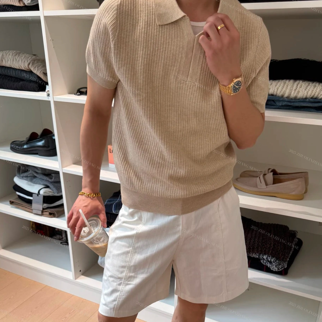 Camiseta masculina de manga curta em malha com gola lapela, estilo clássico listrado.