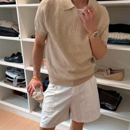 Camiseta masculina de manga curta em malha com gola lapela, estilo clássico listrado.