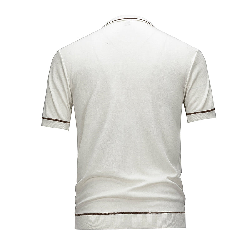 Camisa polo masculina de malha com detalhes contrastantes, manga curta e fechamento por botões.