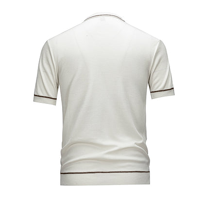Camisa polo masculina de malha com detalhes contrastantes, manga curta e fechamento por botões.