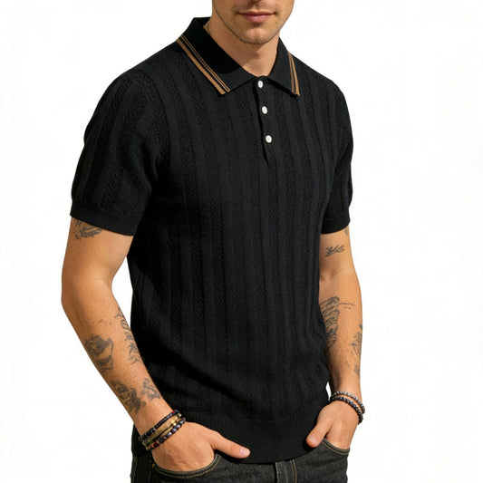 Camiseta masculina de manga curta em malha com gola lapela, estilo clássico listrado.