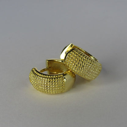 Brinco de Argolinha Grossa Trabalhada Banhado em Ouro 18k