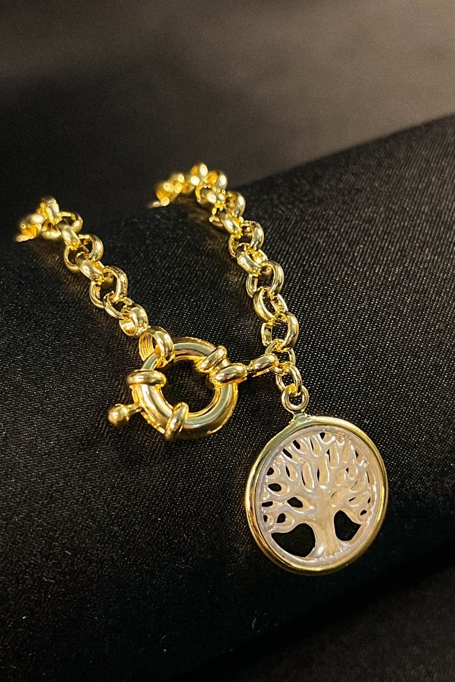 Pulseira Dourada com Pingente Árvore da Vida Banhado em Ouro 18k