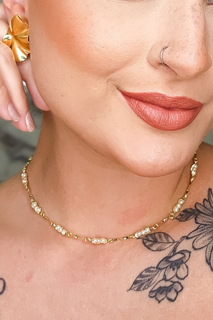 Colar Choker com Mini Pérolas na Corrente Banhado em Ouro 18k