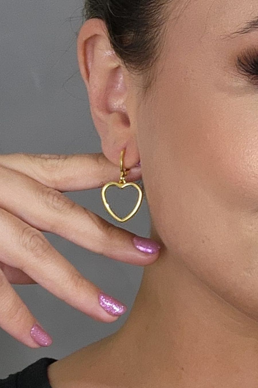 Brinco Argolinha com Coração Médio Vazado Banhado em Ouro 18k