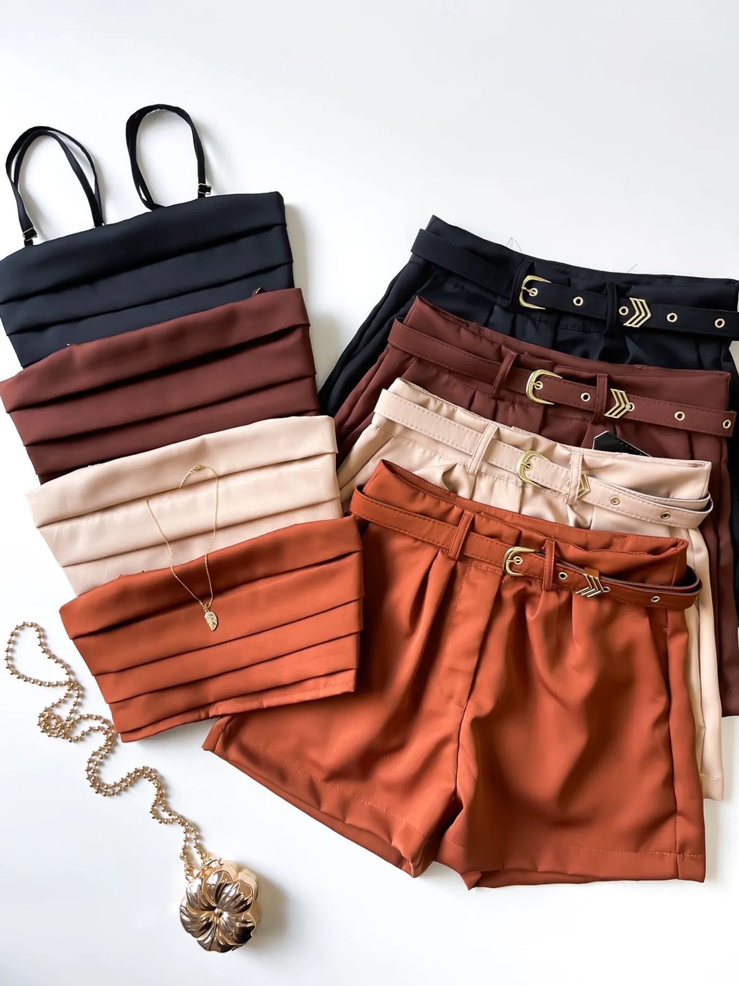 Conjunto em Alfaiataria Cropped de Alça e Shorts com Cinto Ref.1749