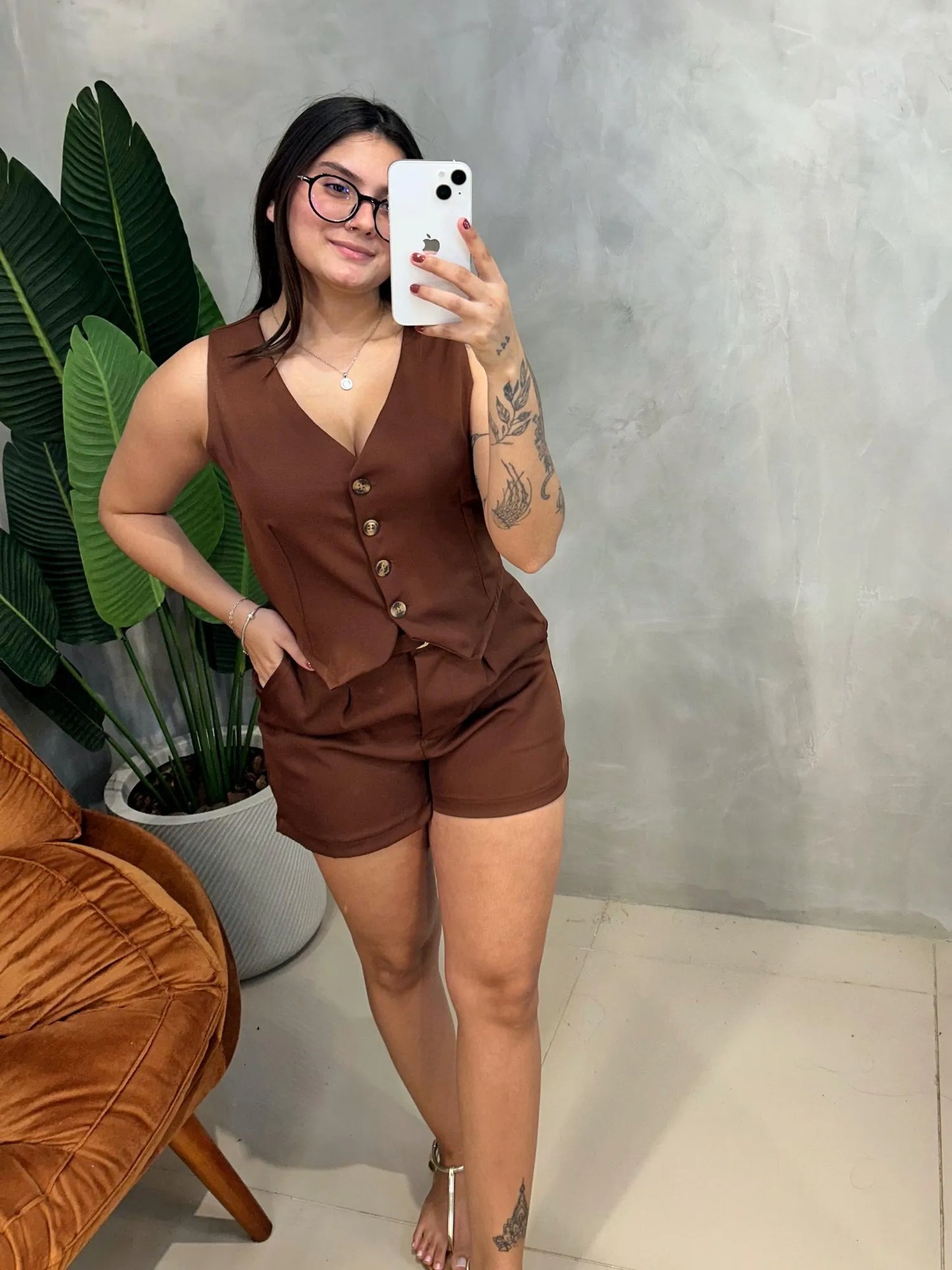 Conjunto em Alfaiataria Colete e Shorts com Cinto Ref.1748