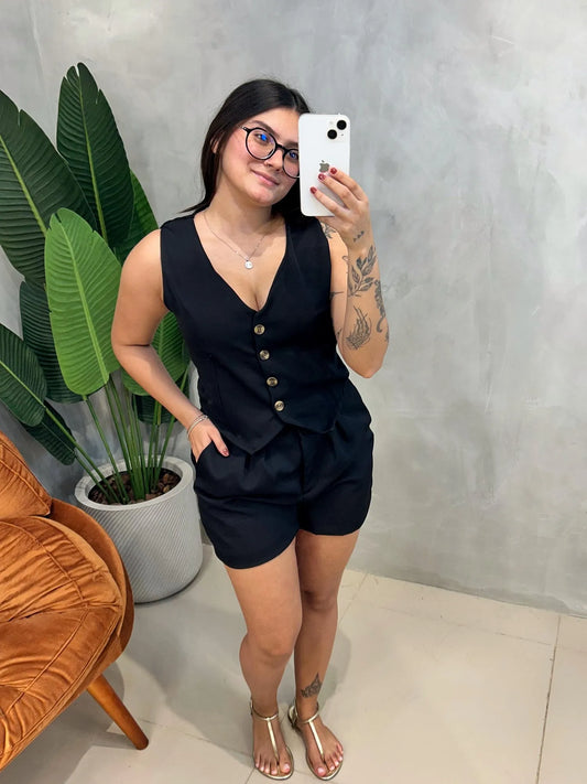 Conjunto em Alfaiataria Colete e Shorts com Cinto Ref.1748