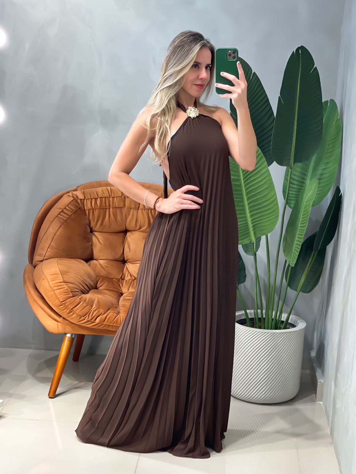 Vestido Longo em Crepe Frente Única Plissado com Fivela Alice Ref. 1946